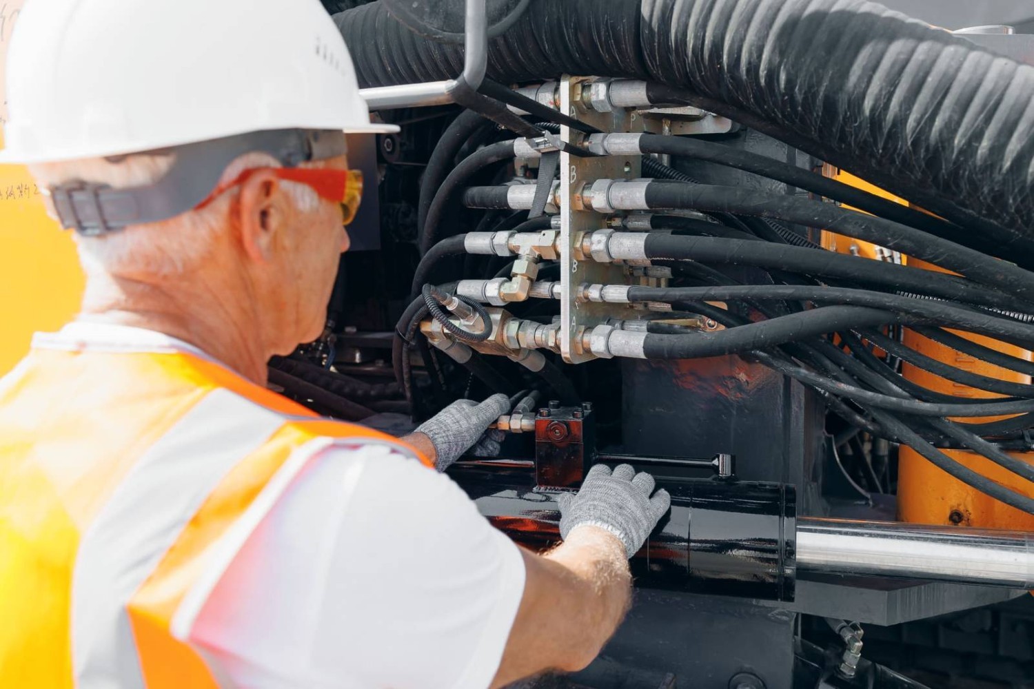 Hydraulic and electrical system in mining